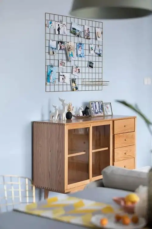 客餐厅一体,中间连走动的路线都没留出一条,餐凳紧靠着沙发后背摆放