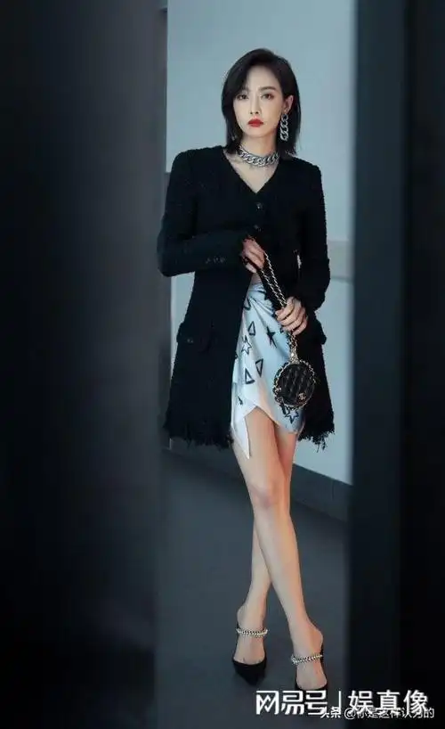 宋茜精致美腿穿尖头高跟出席elle风尚大典