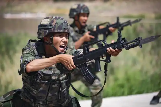 武警新疆总队某新兵团进行阶段性考核组图