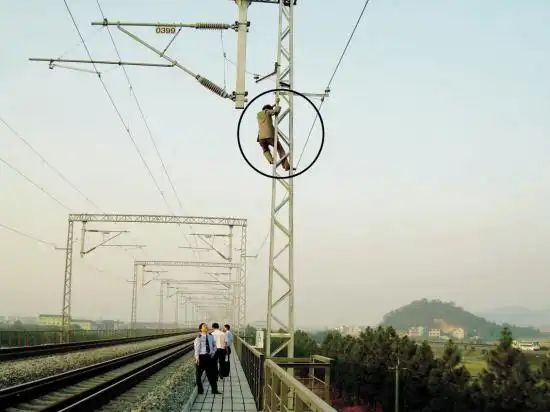 17时10分,攀在电线杆上的男子烦躁不安,精神极其不稳定.