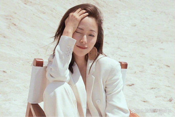 结婚生女江一燕在2022年末再次在网络平台上发布消息,宣布了她结婚并