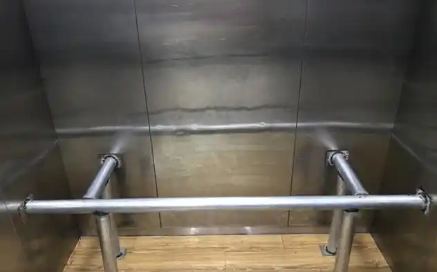 一小区物业为阻止电动车进电梯在电梯里加装栏杆