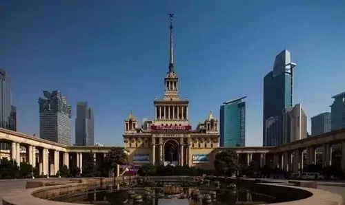 大厦",是新中国成立后上海建造的首座大型建筑,原为英籍犹太人哈同的