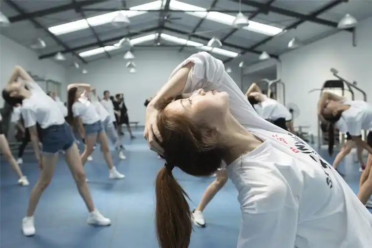 直击新面孔模特学校舞蹈课纪实