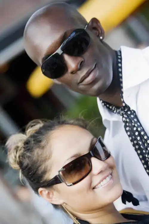 头,脸颊,秃头,两个人,笑,微笑,露齿笑,竖图,室外,特写,白天,正面,侧面