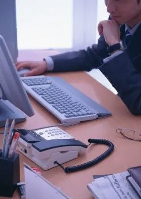 男性办公室工作图片