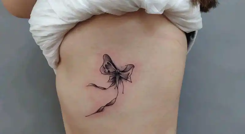 蝴蝶结纹身图片_腰部纹身图案