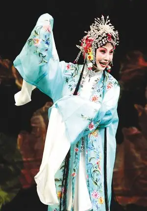 虎美玲在表演新版《白蛇传》"游湖"一折. 本报记者 林萌 摄