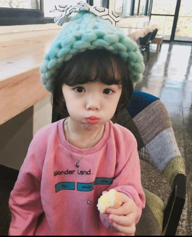 六岁韩国童星金恩星,水汪汪的大眼睛和十足的韩范儿,无论怎么穿都敲