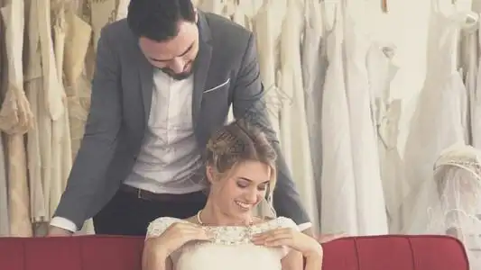 新郎深情注视新娘背景图片