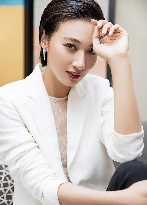 端庄大方的内地女演员冯文娟