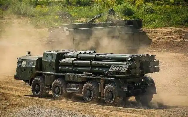 【一点资讯】中国phl-03自行火箭炮,打击能力准,可轻松击中百公里坦克