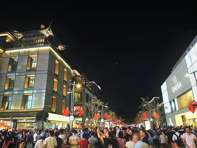 2019029杭州湖滨步行街夜景