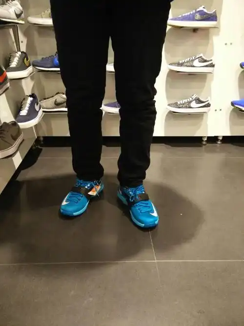 红色外套 黑色裤子 蓝色运动鞋 这种搭配怎么样