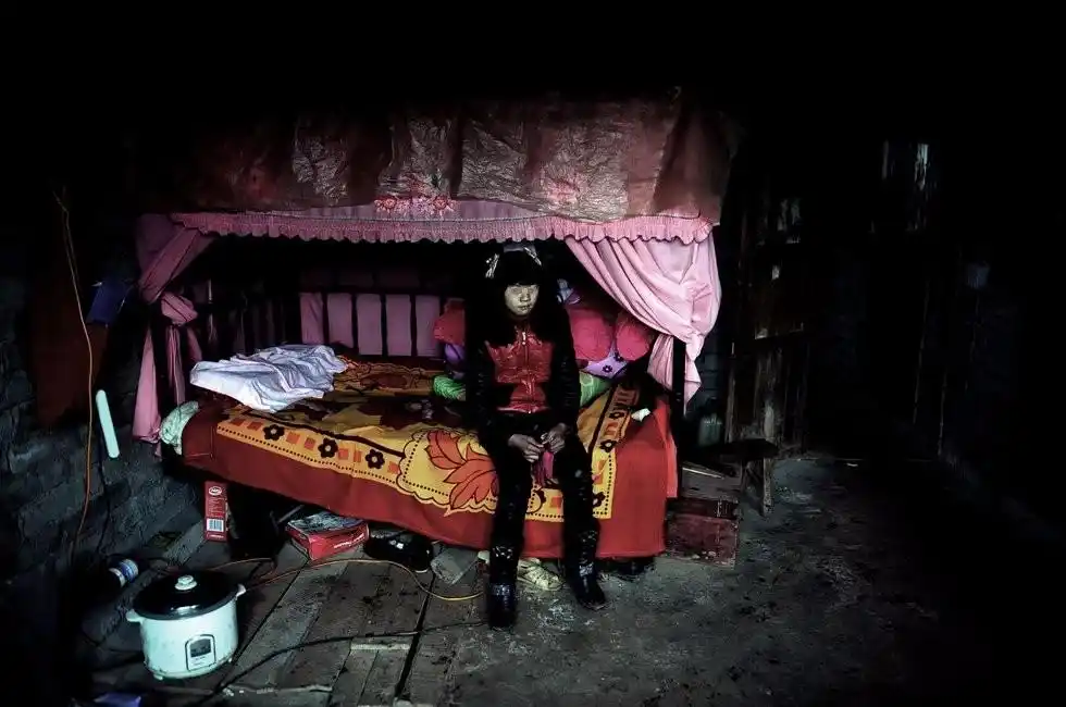 被那个自称哥哥的老男人用几块糖果和几件新衣服收买