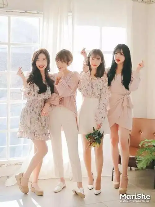 而照片 就是用来记录下与姐妹们的每一个美好的瞬间 姐妹4个人出去玩