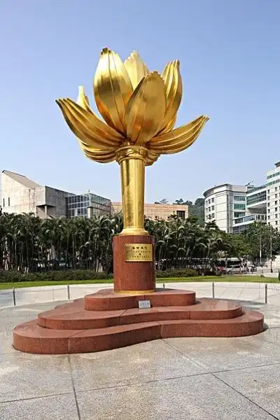 紫金花广场位于香港会议展览中心,新翼海旁的博览花园内.