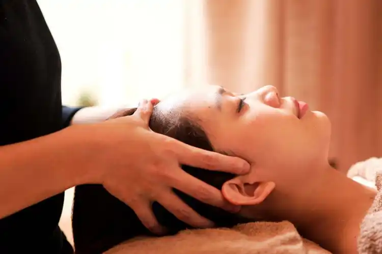 一天不洗头,头屑多,头皮痒?学会2个方法,头发清爽不油腻_头部_建议_按