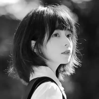 抖音超火的女生头像黑白好看图片