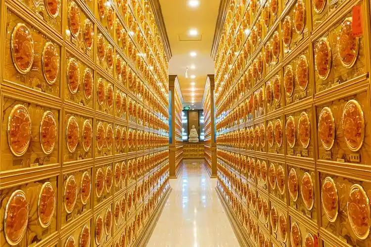 玉佛寺寝宫室内福位