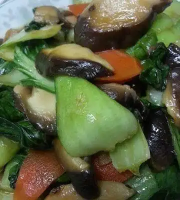 豆油七八分热,葱姜爆锅,放入油菜. 4.炒至颜色变深,放入香菇和胡萝卜.