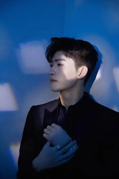 > 张翰星空西装帅气写真图片(12/12)