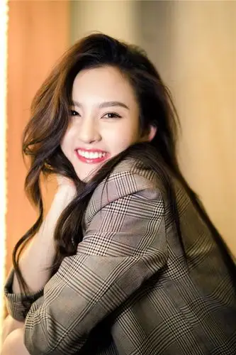 宋祖儿卷发西装清新自然 "月牙笑眼"暖萌迷人_明星写真_图集_电影网