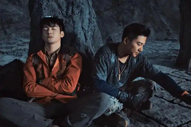 终极笔记里的塌肩膀是谁他和张起灵有关系吗