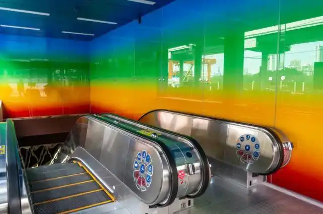 久等了!彩虹桥地铁站