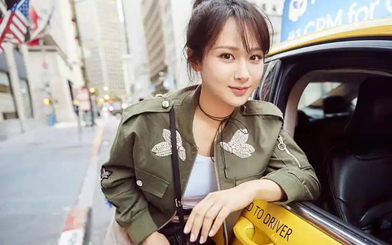 杨紫最新杂志大片出炉,有人表示哪怕她的脸比以前变美了,拍杂志照还是