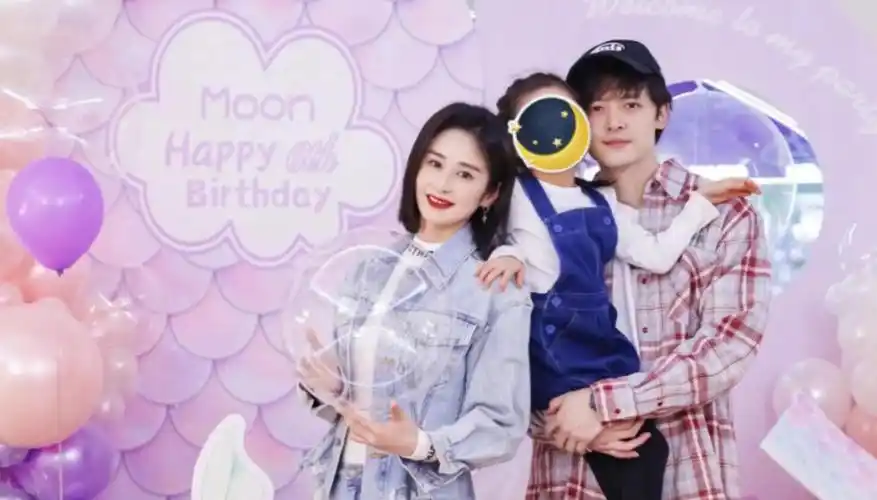 颖儿付辛博为女儿庆生!抱小月亮拍全家福,夫妻俩越来越有夫妻相
