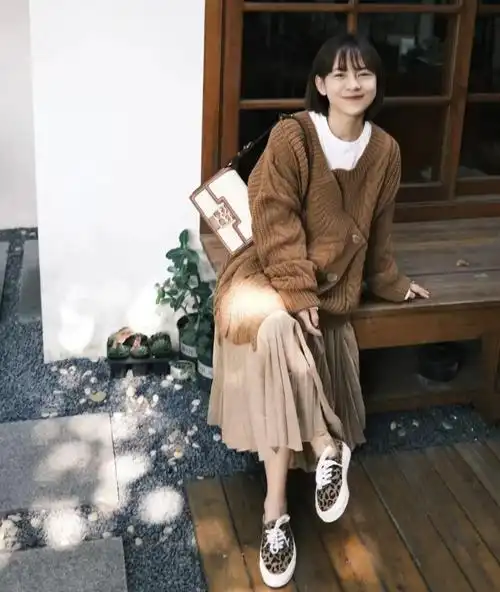 咖色裤子搭配什么裤子女好看,咖色最佳搭配颜色