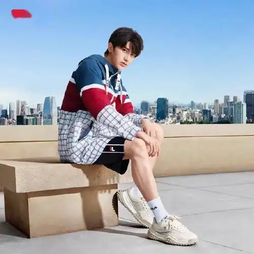 蔡徐坤品牌新图展现优越小腿线条 10号发布会直播已开启预约