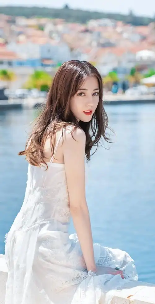 迪丽热巴穿着薄荷绿长裙亮相,简直美若天仙