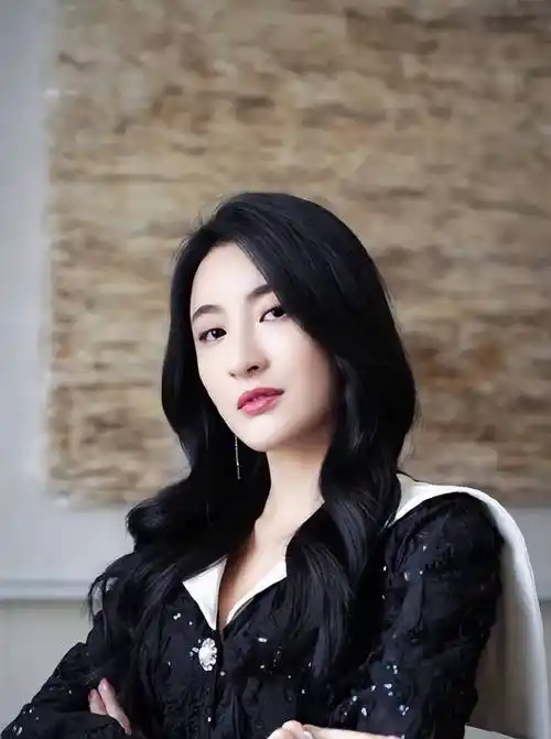 tvb视后林夏薇合影日韩男神,低胸装惊艳全场,大尺度剧集将播