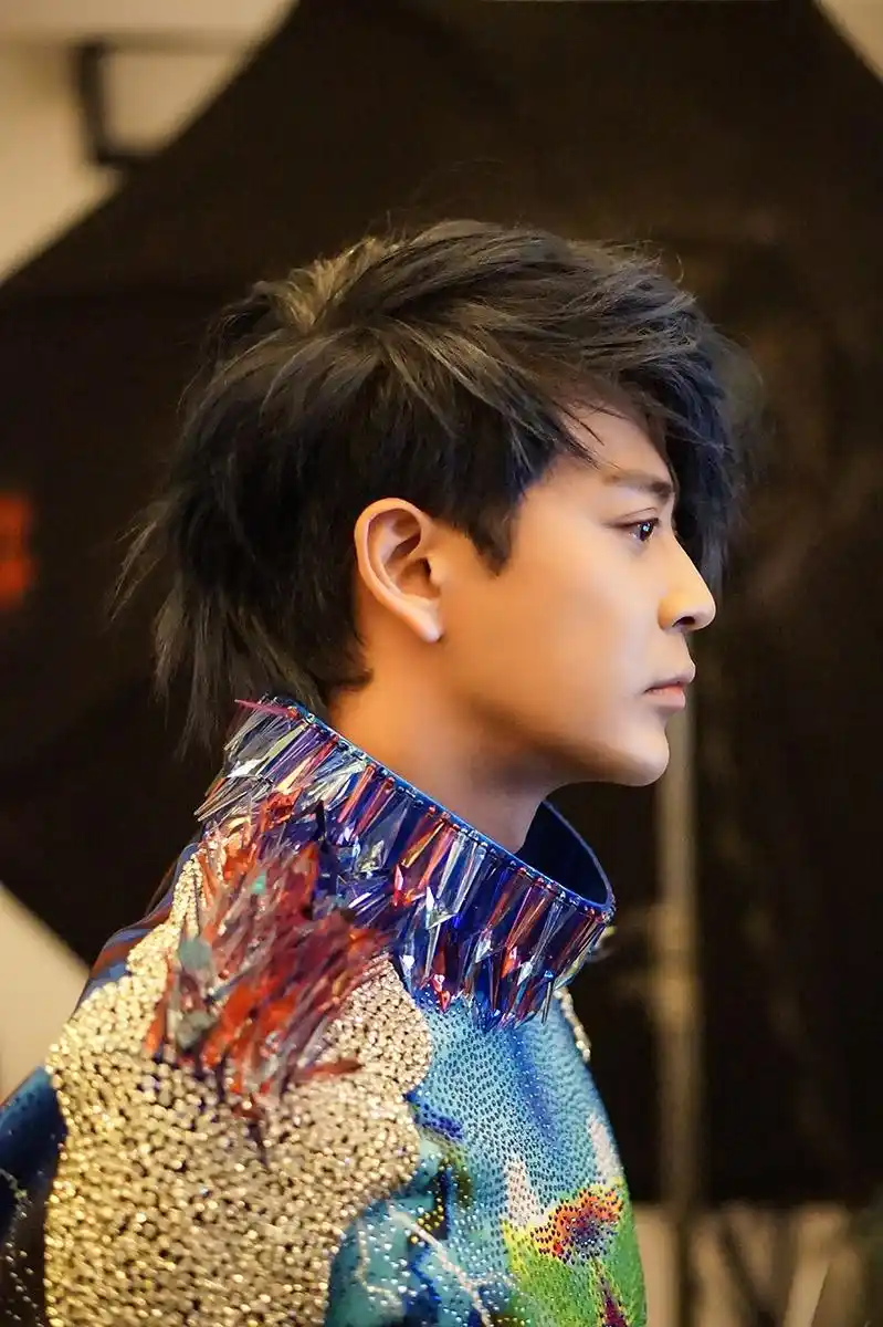 组图陈晓东世巡演唱会澳门开跑打造星际战袍