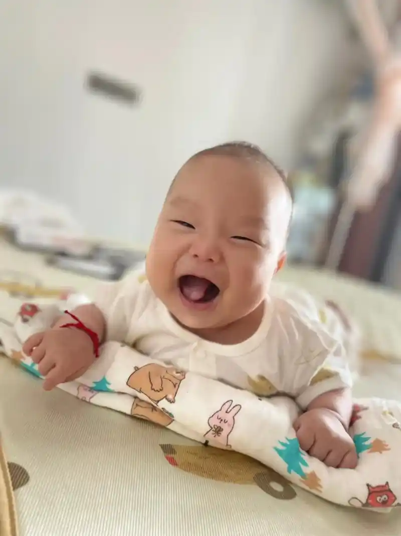治愈性笑容  宝宝三个月啦,超级爱笑,喜欢趴着,喜欢抬头, - 抖音