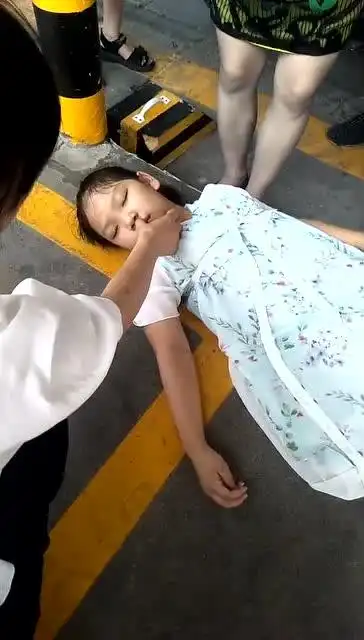 小女孩突然,在马路上晕倒,下坏路上的行人!