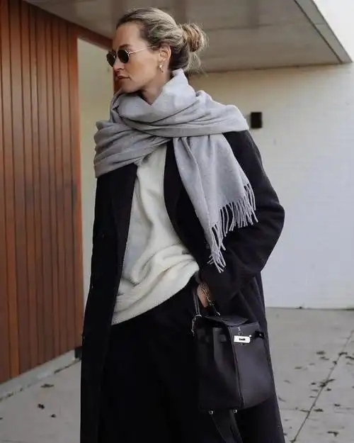 黑灰搭配好看吗?黑色和灰色碰撞搭配很好看,彰显低调成熟的个性