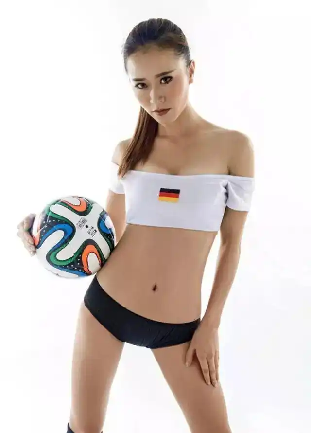 绝美足球宝贝袁菲性感写真 喜欢收藏.