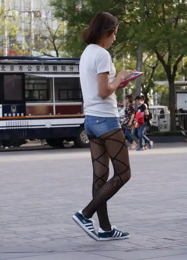 街拍丝袜长腿美女,炎炎夏季穿上丝袜凉爽又吸睛!
