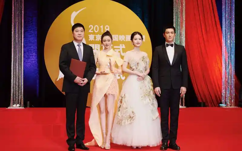 女星张天爱身穿金结短裙,秀出修长美腿,美腿甜美_照片_黑色_金色