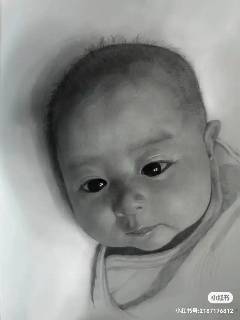 疫情被困画了张小女儿的肖像素描