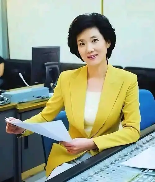 央视主播李修平:26年零失误,42岁嫁给省委书记,一生没有子女