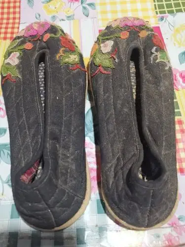 上世纪七十年代初老妈婚后次年回娘家躲麦头制作的手工布鞋