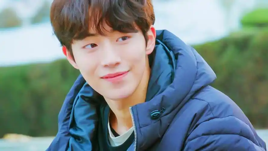 南柱赫《举重妖精金福珠》帅气剧照图片桌面壁纸