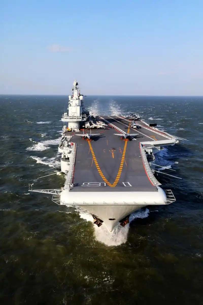 我们的队伍向太阳霸气十足辽宁舰