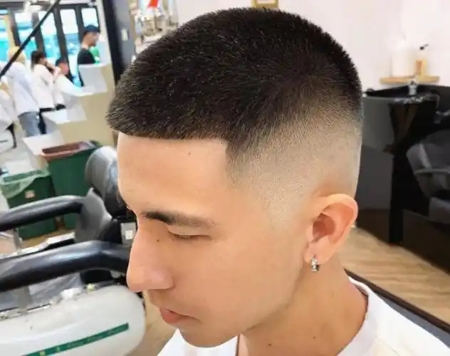 寸头分圆寸,方寸,板寸,毛寸. 1.圆寸是指头顶整体是圆的,两侧推上去.