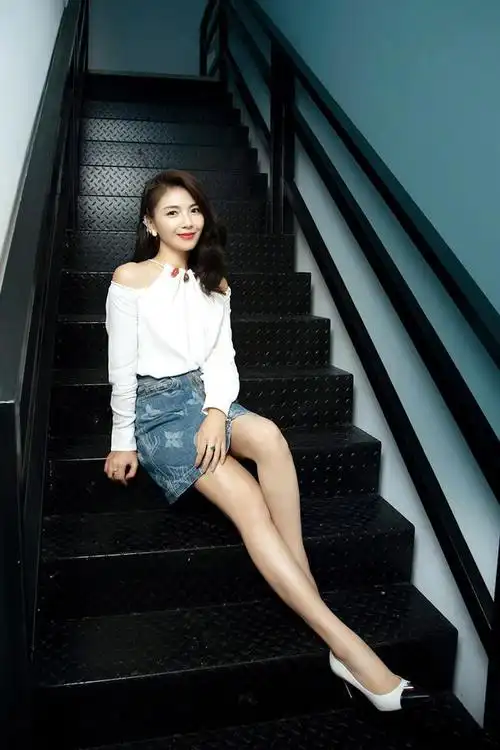 刘涛很懂扮"小女人",穿白衬衫还大胆露肩,配短裙长腿抢镜