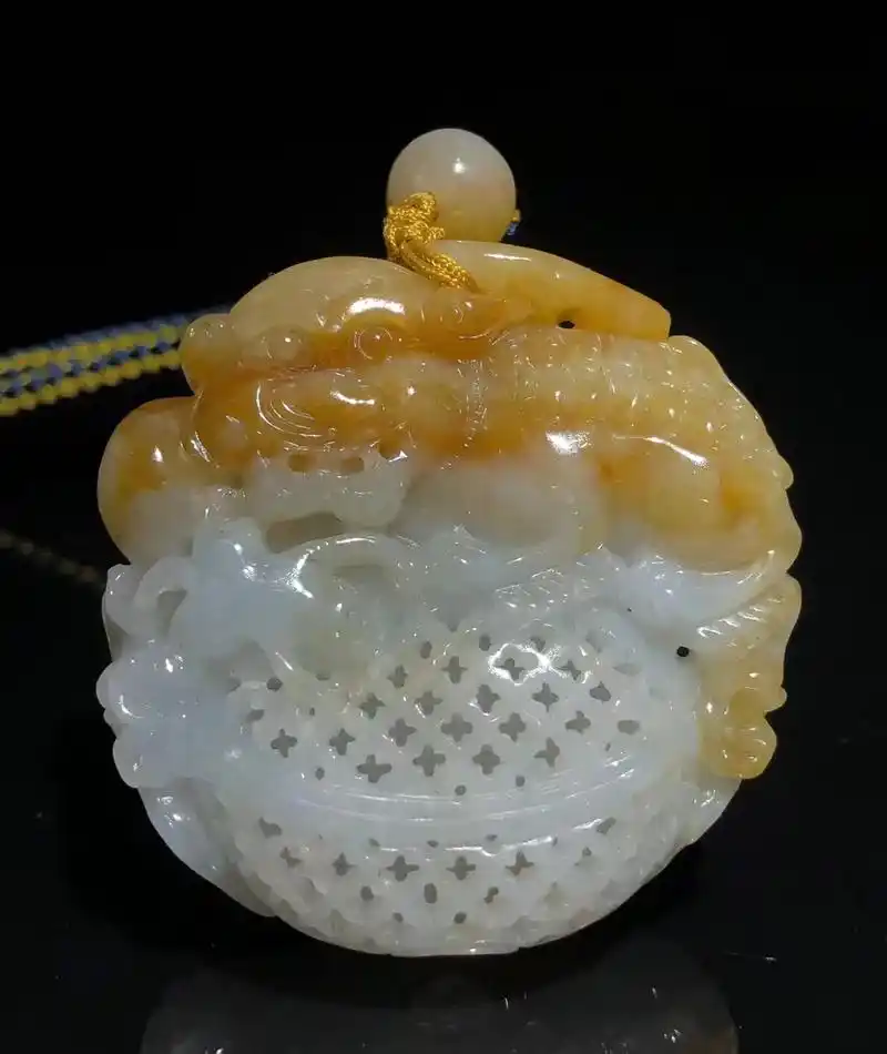 天然黄翡 翡翠香囊瑞兽挂件 重57.7g 尺寸49.3×49 - 抖音